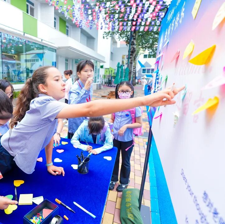 教师节感恩活动现场温馨场景
