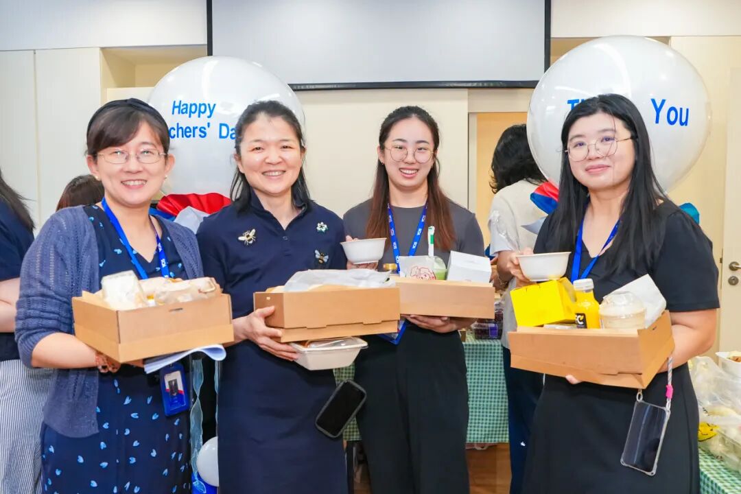 教师节感恩活动温馨合影
