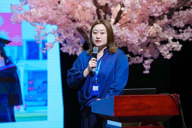 学术顾问在IGCSE信息会上演讲