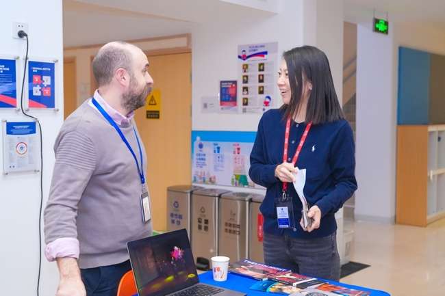 北京耀中教职员工在科目选择活动中提供指导