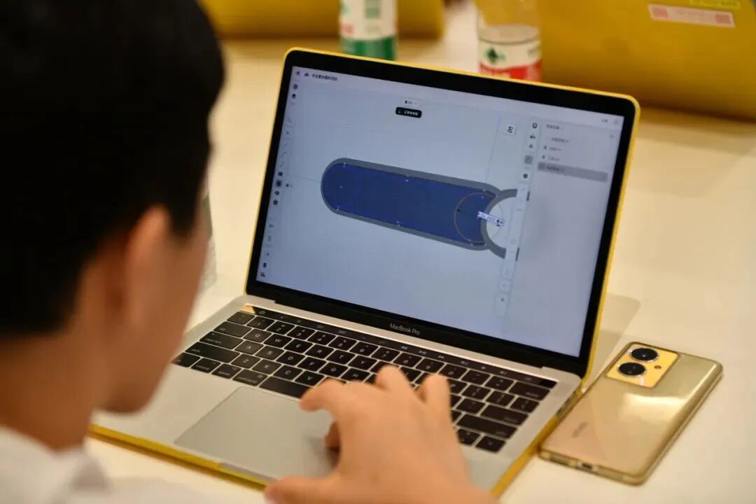 Student uses 3D modeling software and printer at YWIES Zhejiang Tongxiang 3D Printing Workshop
