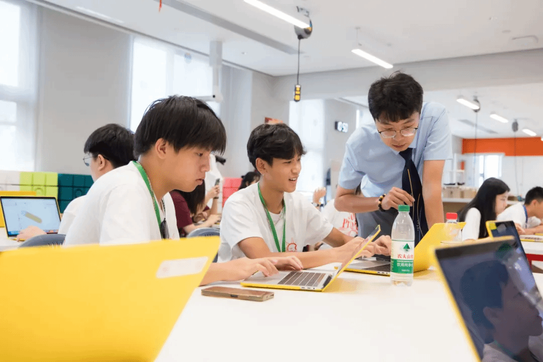 學生分組討論學習任務，在校園內進行實踐準備