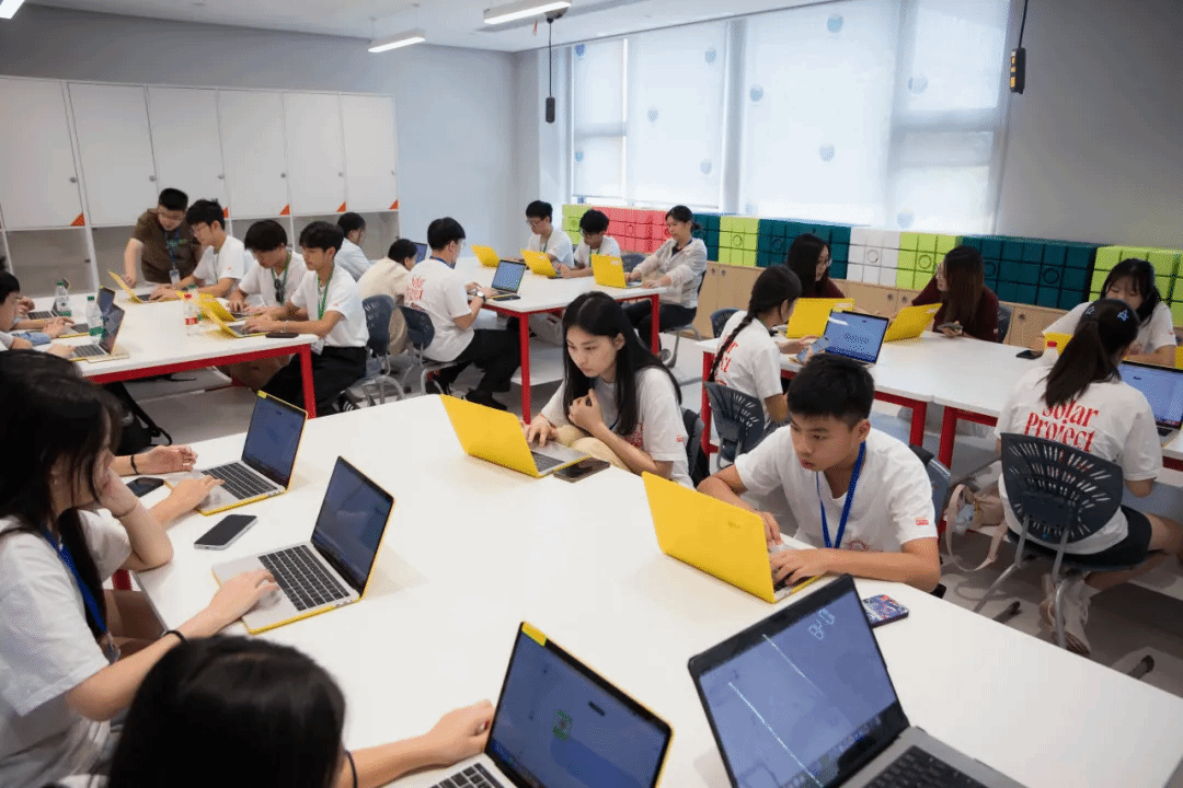 3D打印機運行中，逐層打印學生設計的作品