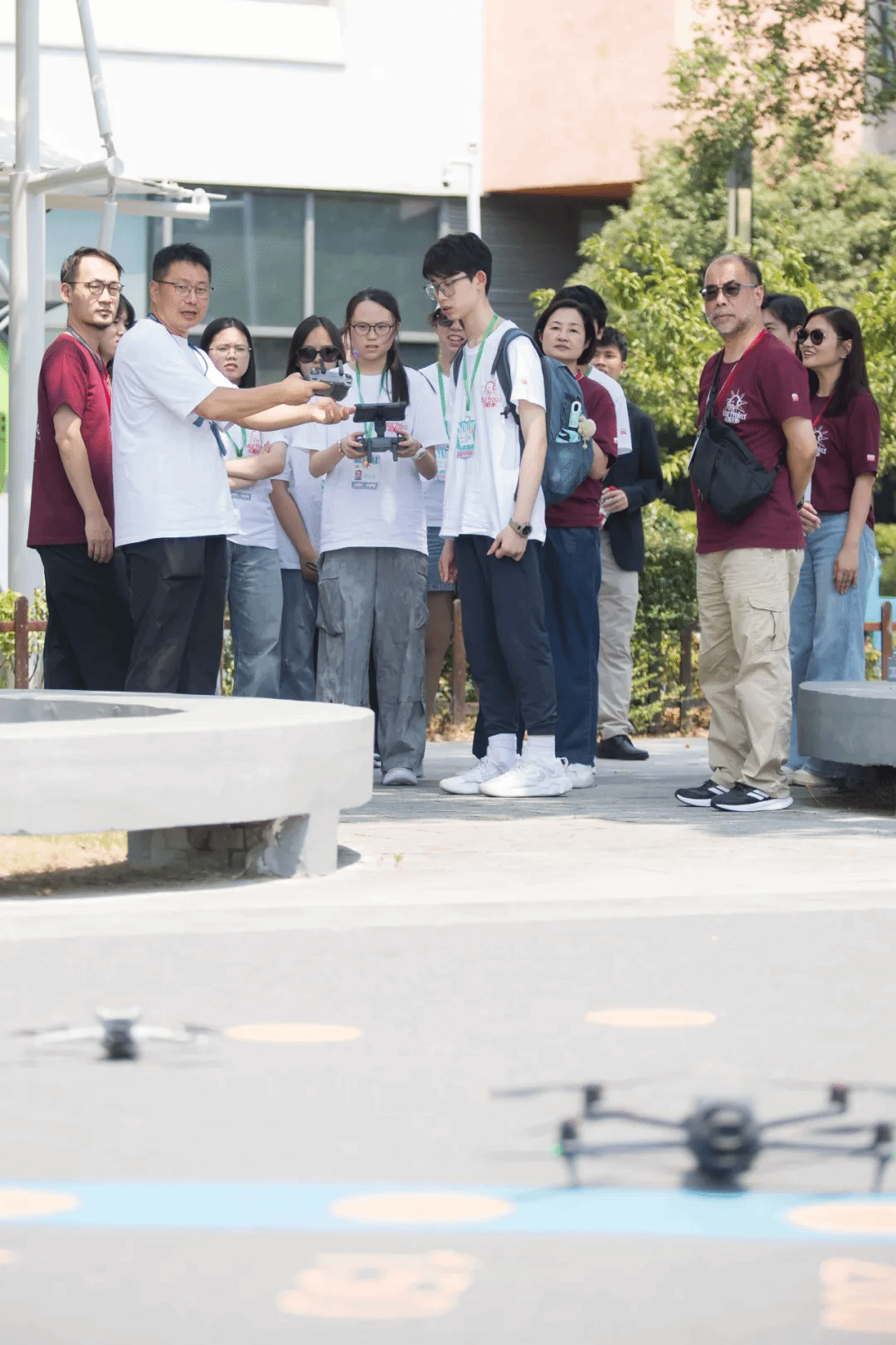 學員在室內場地進行無人機起飛與懸停練習