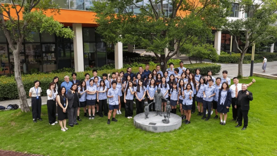浙江桐乡耀华举办的耀中耀华领导力工作坊开幕现场,学生与教师合影