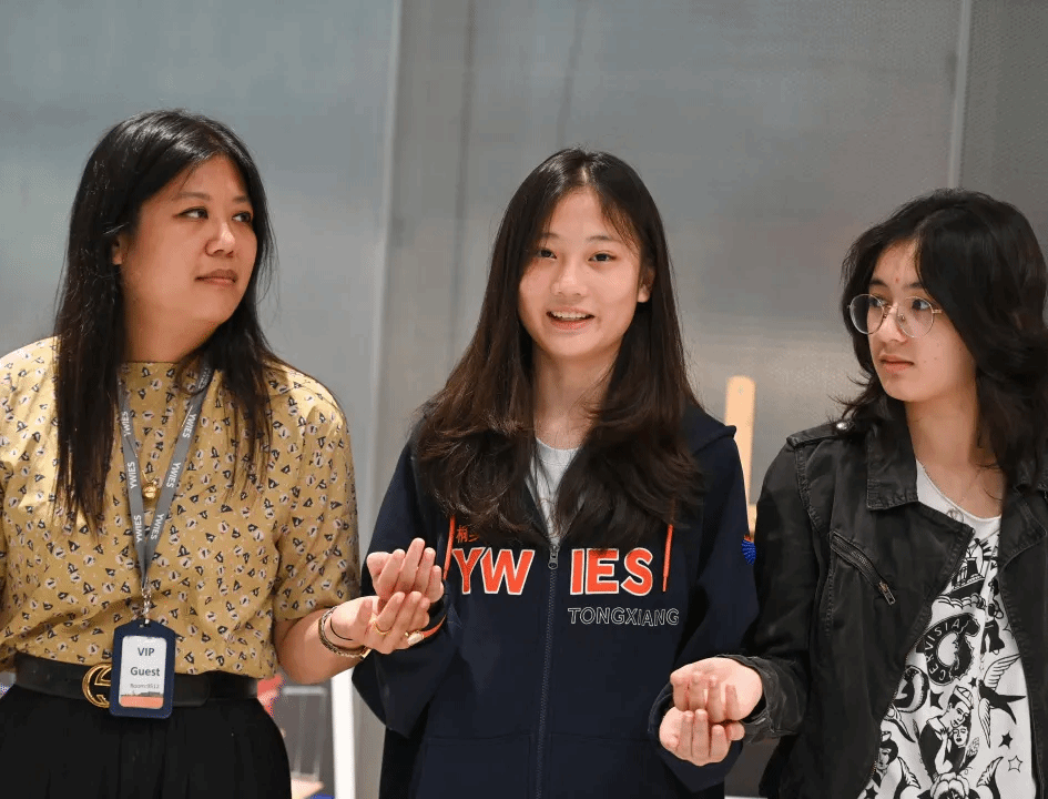 教师引导学生进行团队协作活动,提升耀中耀华领导力实践