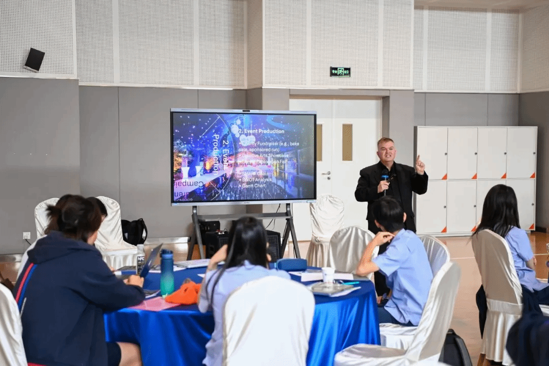 贺启思博士主讲未来教育与领导力,指导学生在AI时代发展关键能力