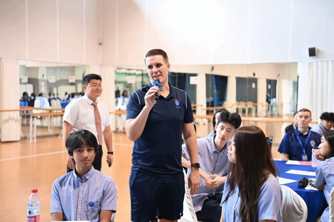 Michael Hampshire 在讨论中引导团队协作与组织管理技能