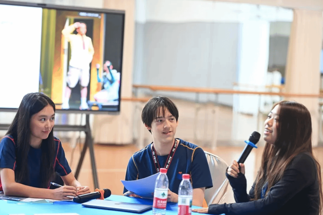 学生进行情景演练,实践同理心与服务型领导力