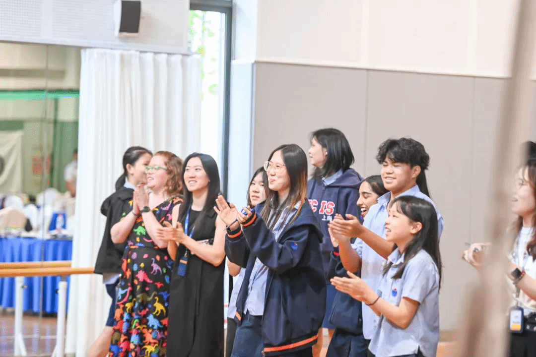 小组交流与反馈环节,聚焦服务型领导力的沟通技巧