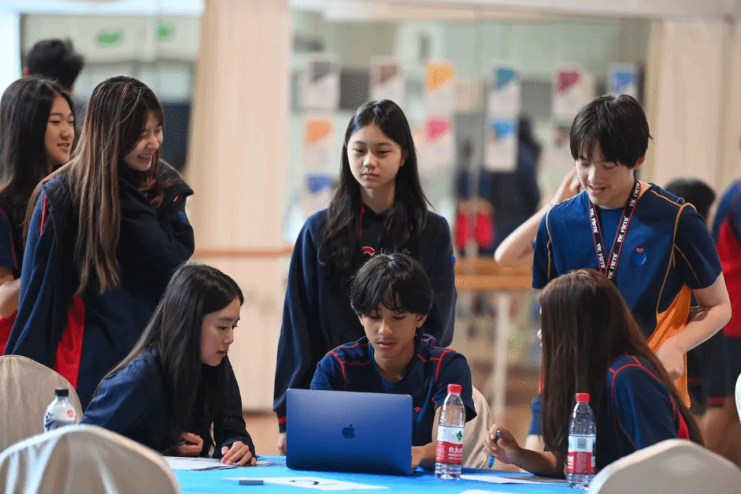 学生使用数字设备探索AI工具在校园服务中的应用