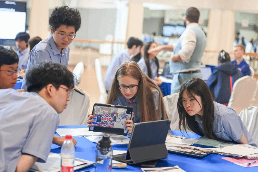 教师带领讨论AI伦理议题,提升技术与责任并重的领导力