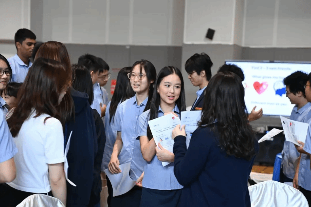 学生围绕白板共创学年目标与行动路线图