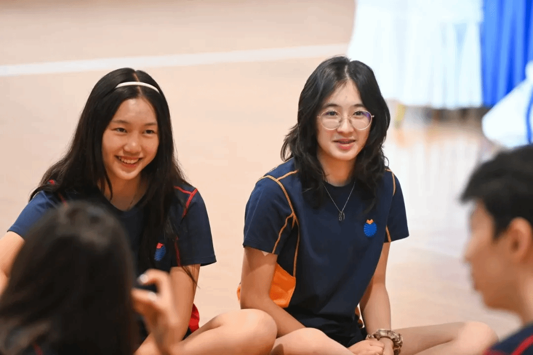 G10 王海萌在会场组织与协助活动,提升组织与沟通能力