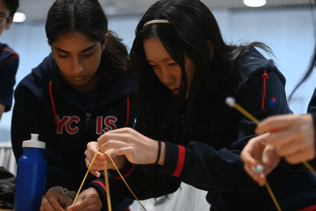 学生在研讨区积极发言,展示耀中耀华领导力素养