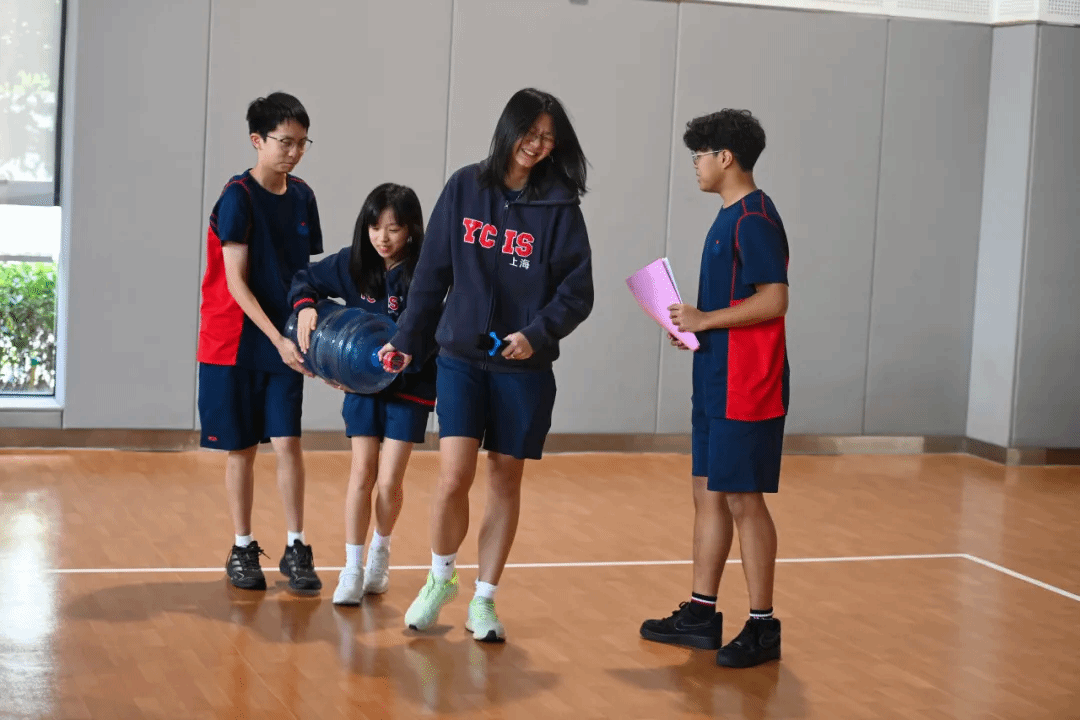 分组展示与点评,现场学习氛围浓厚