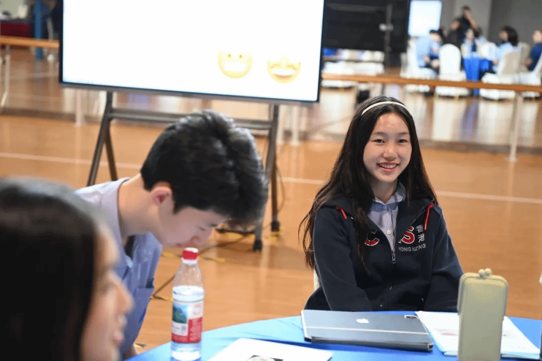 工作坊活动花絮:学生与老师在校园交流互动