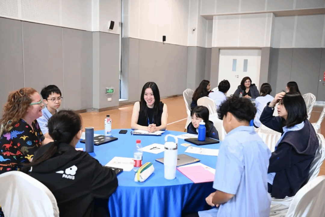 工作坊闭幕合影:多校学生与教师共塑AI时代服务型领导典范