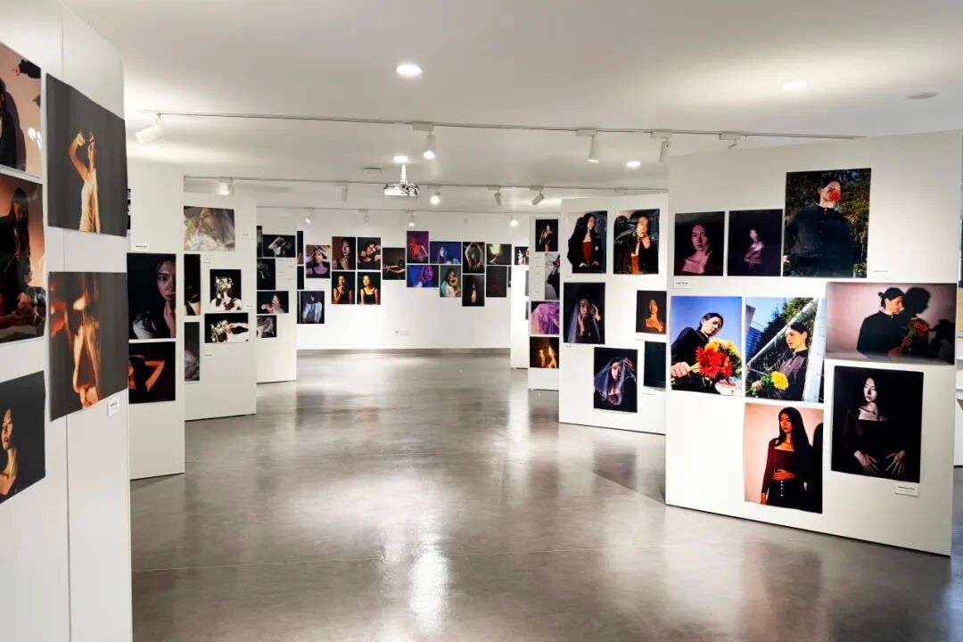 模特周学生作品展展厅一景，学生在208创意空间完成布展与观展（上海耀华古北校区）