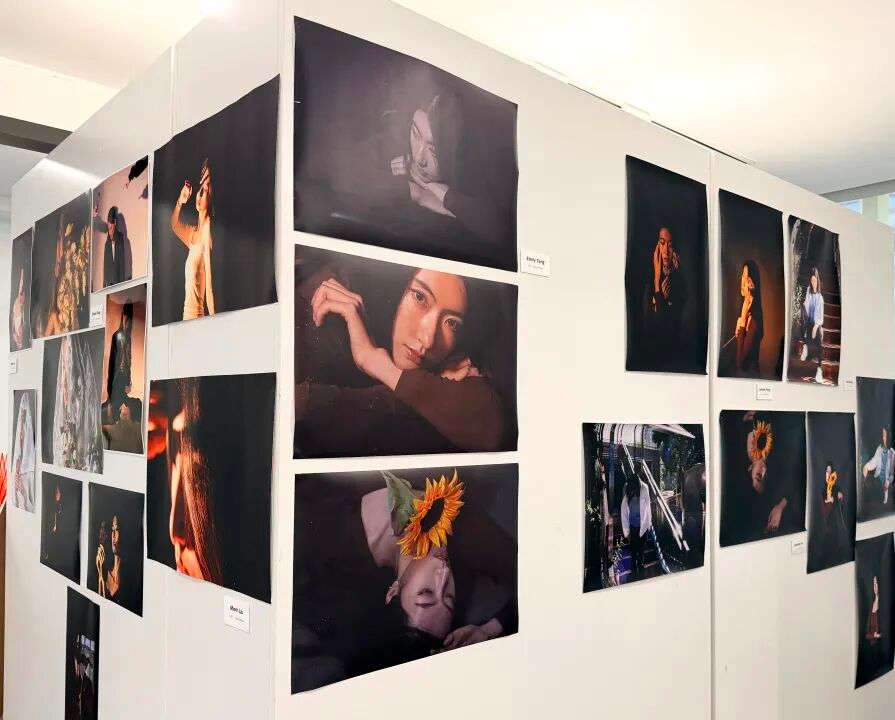 展览局部：装裱后的模特周学生作品上墙陈列