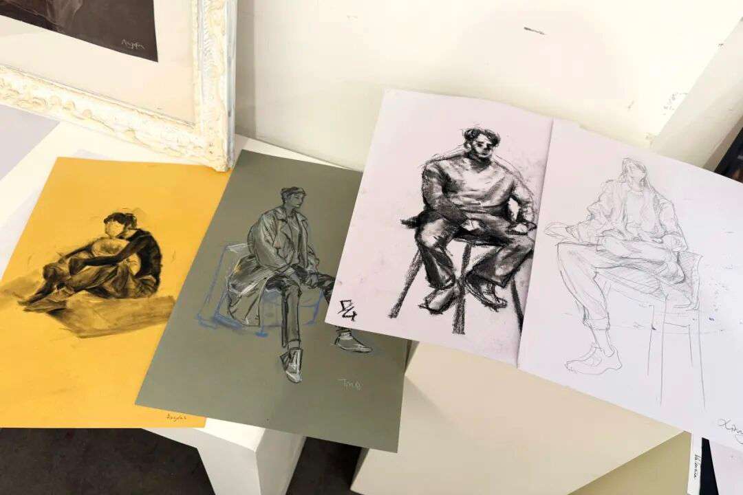 展览全景：208创意空间墙面排列与灯光（上海耀华古北校区）