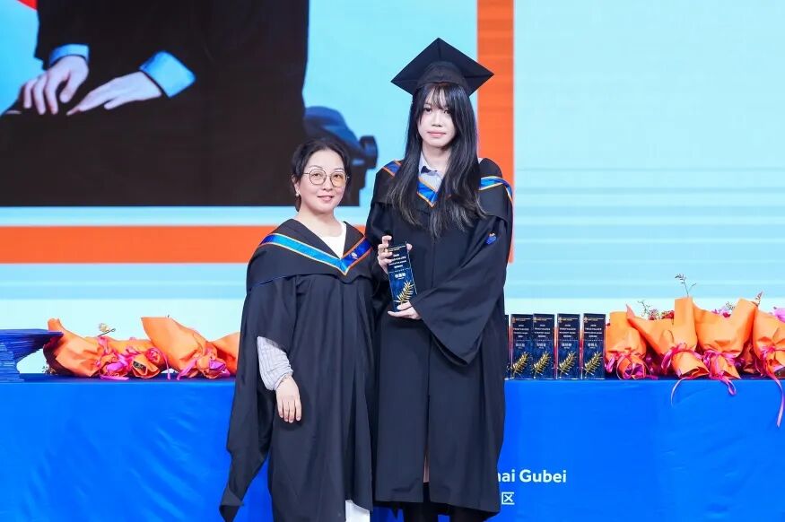 颁奖现场3：学生领奖与掌声