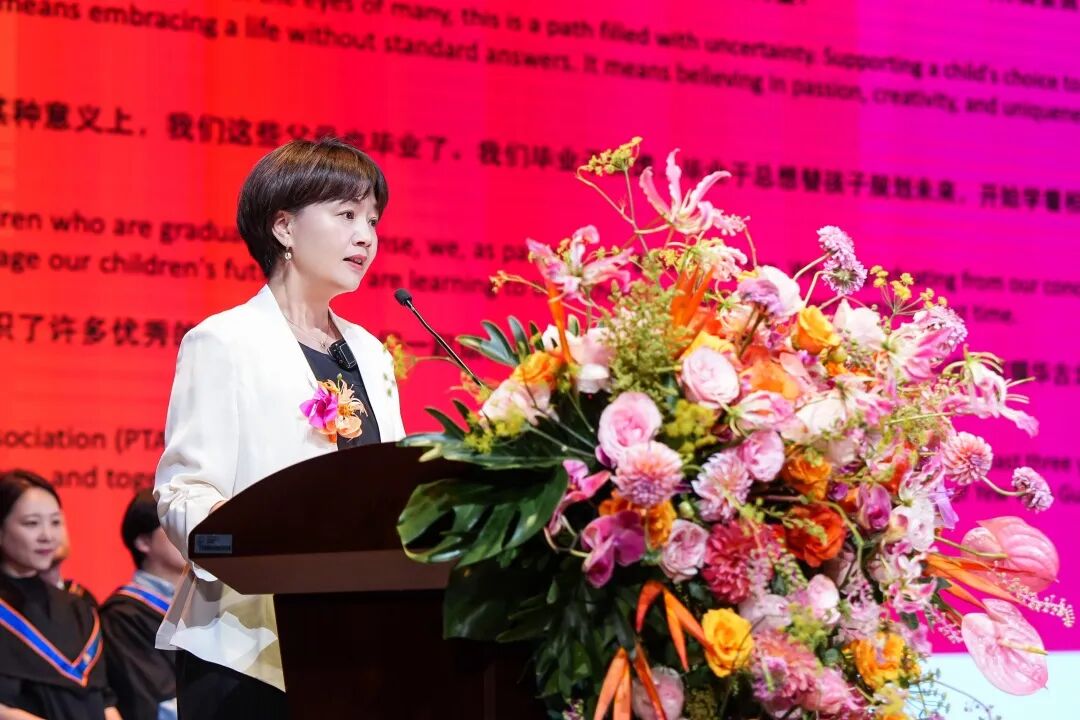 毕业生家长代表袁梅女士在上海耀华古北校区2026届毕业典礼上致辞