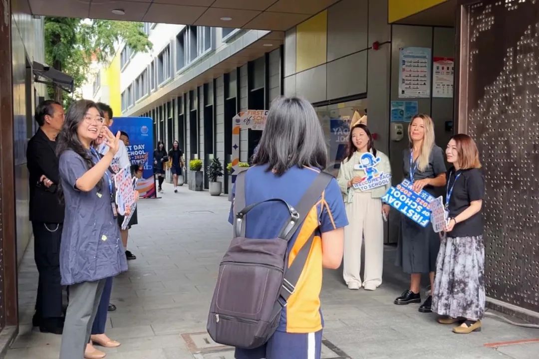 学生与老师在校门口迎接开学，上海古北耀华校园入口