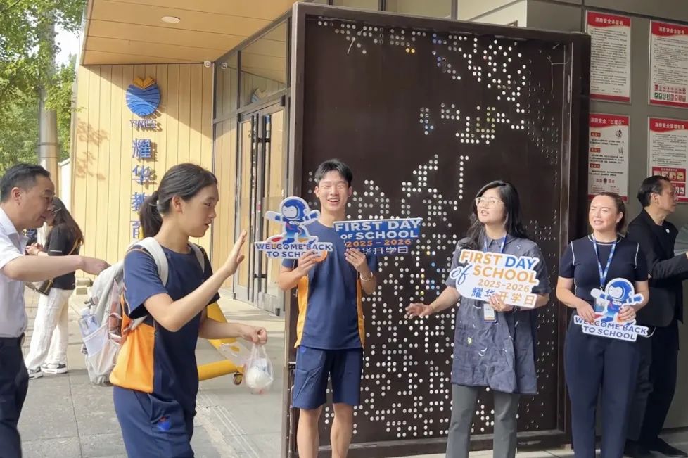 家长与学生在校门口报到，开学日热闹场面