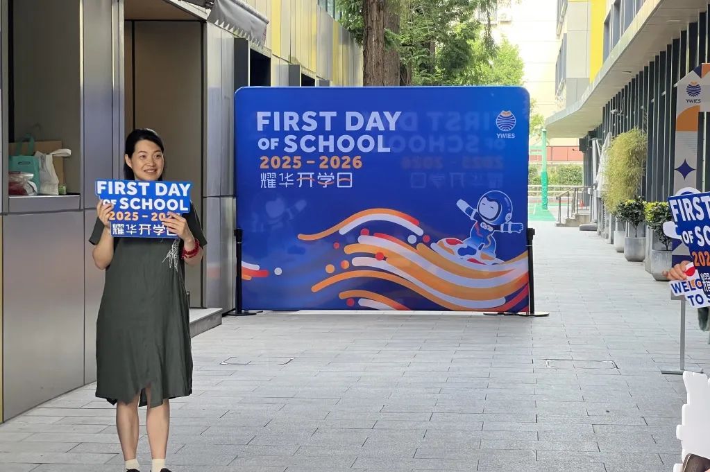 学生背着书包进入校园，感受开学氛围