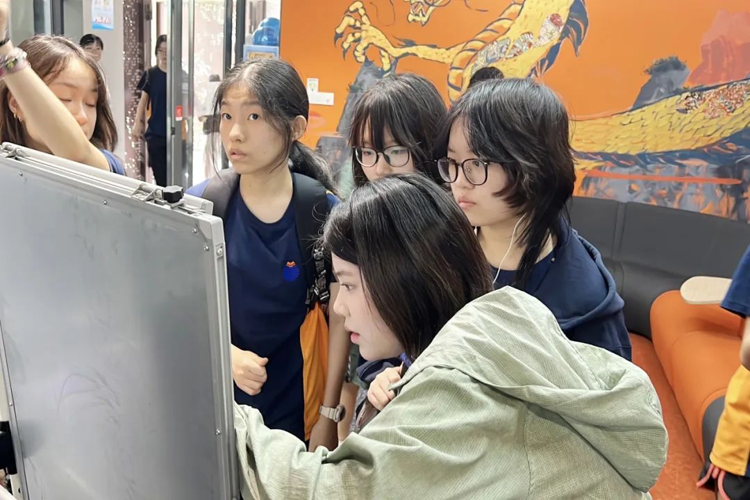 学生会成员在服务台为新生指引教室和信息，提升开学体验