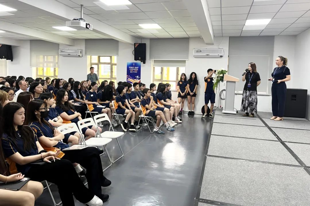 学校领导通过视频连线致开学欢迎辞，全体师生专注聆听