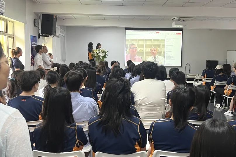 大屏幕播放欢迎致辞画面，开启新学期新气象