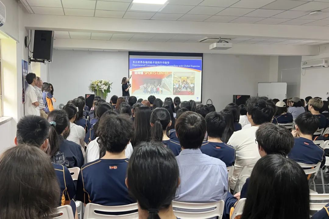 升学辅导部门在台上介绍学期指导计划，助力学生规划未来
