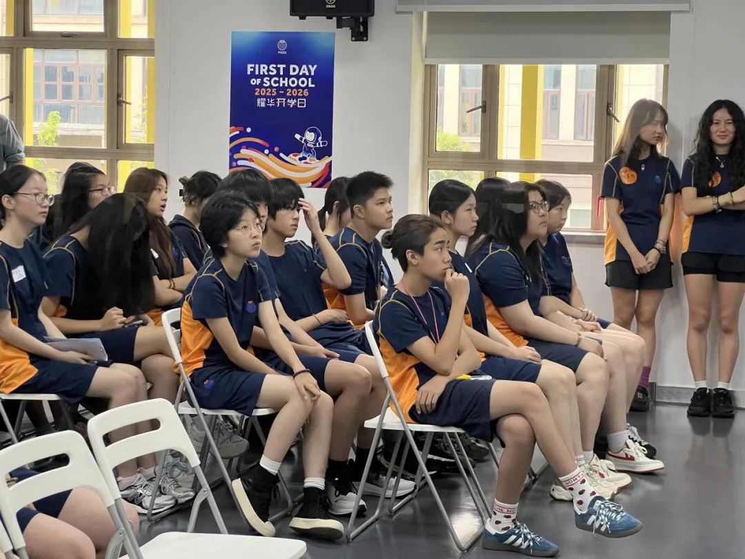 教师团队逐一亮相与学生见面，开学日气氛热烈