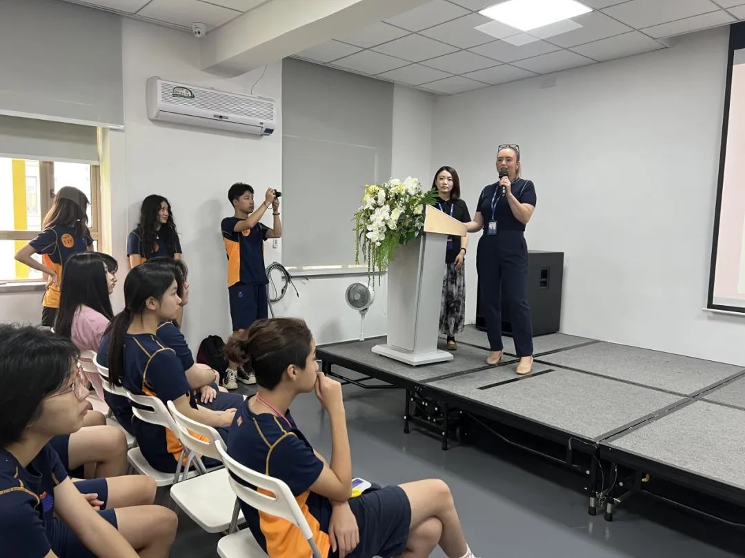 师生互动与掌声欢迎新学期到来