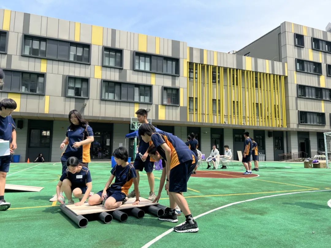 操场趣味体育活动开启，学生热身准备，开学破冰
