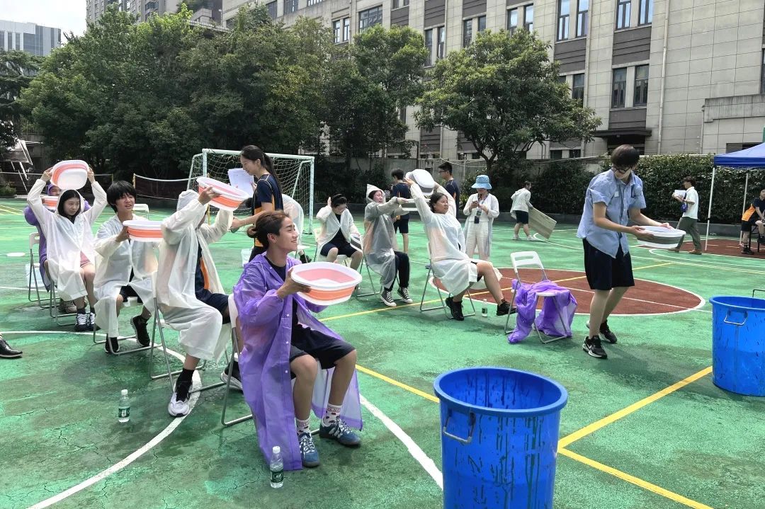 同学们在阳光下参加户外团建活动，开学活力满满