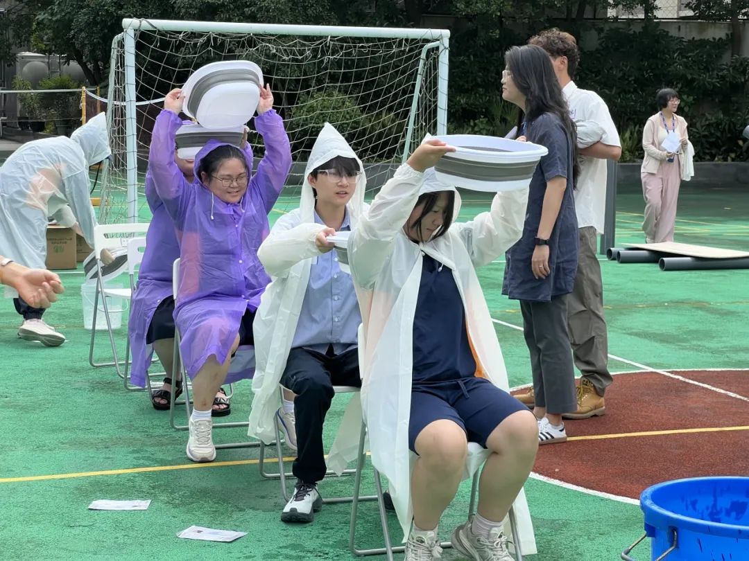 同学协作完成器材挑战，增强团队意识
