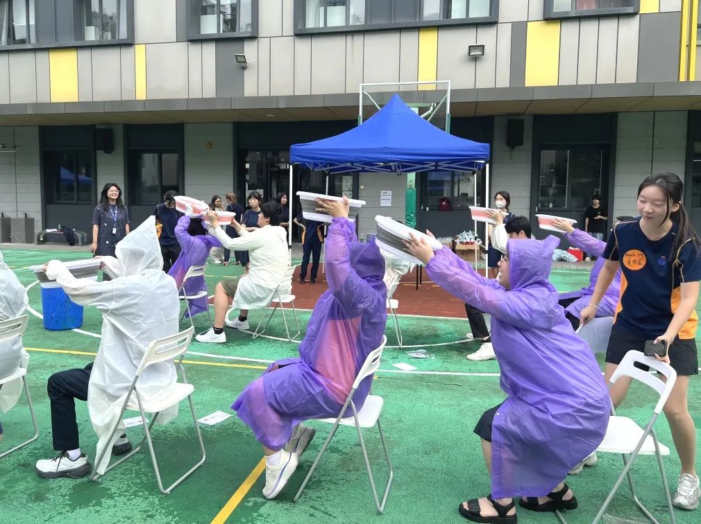 团队合影庆祝完成趣味项目，开学日难忘瞬间