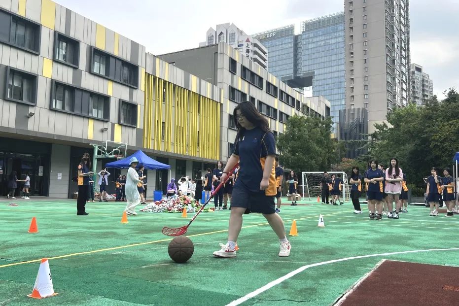 师生齐心协力完成游戏任务，营造积极氛围