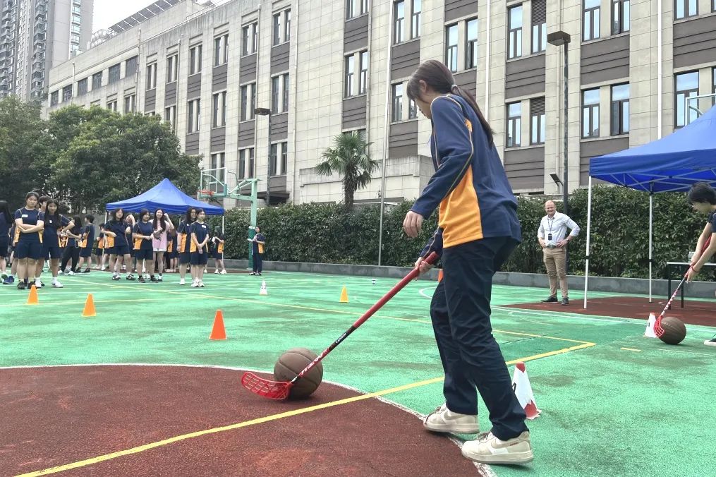 同学专注参与竞技项目，锻炼意志力