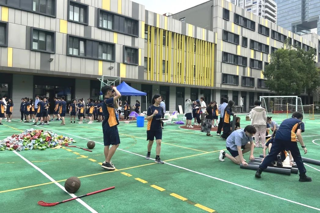 校园操场上的团队接力，协同配合