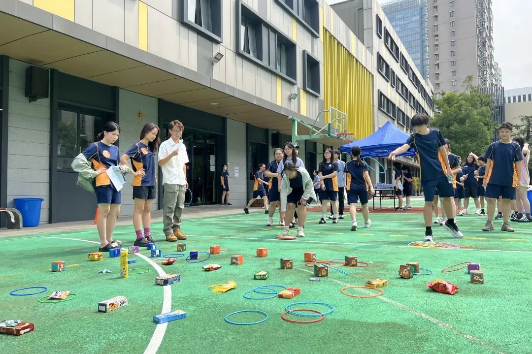 学生在绿茵场上参与趣味项目，活力四射