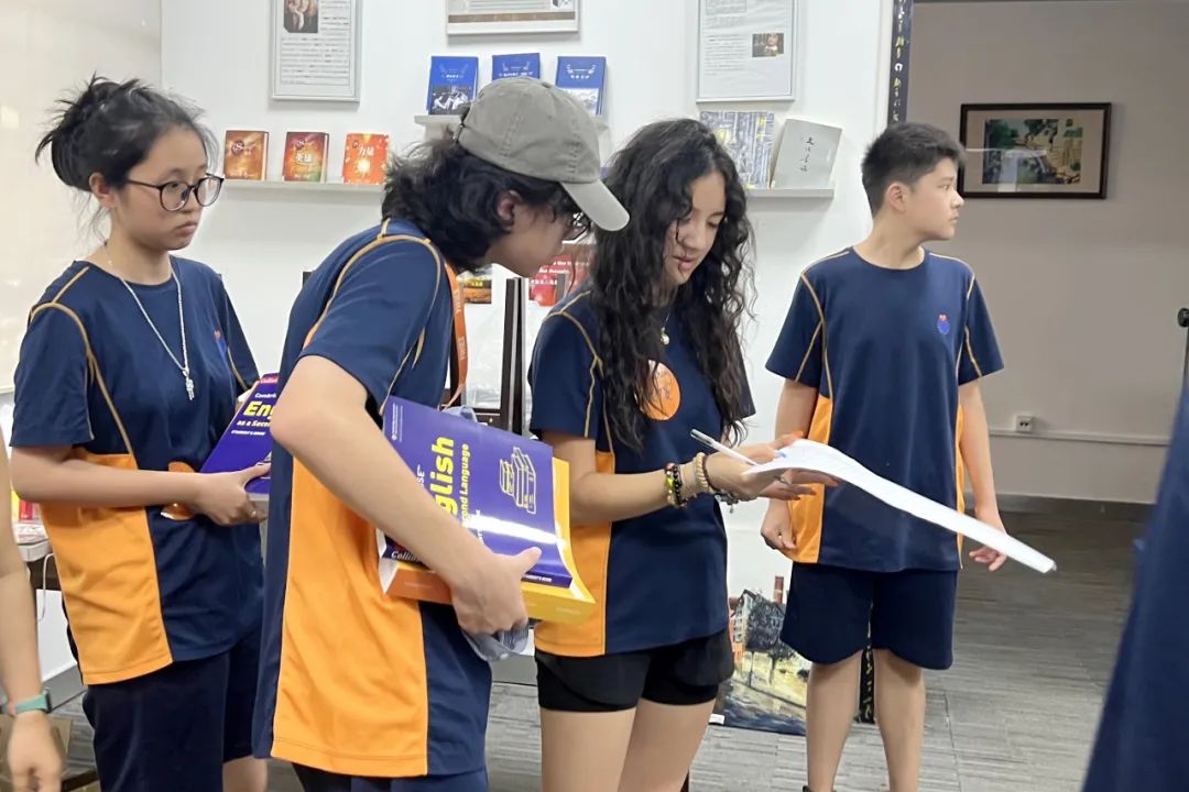 学生会协助新生领取教材与学习资料，高效完成开学准备
