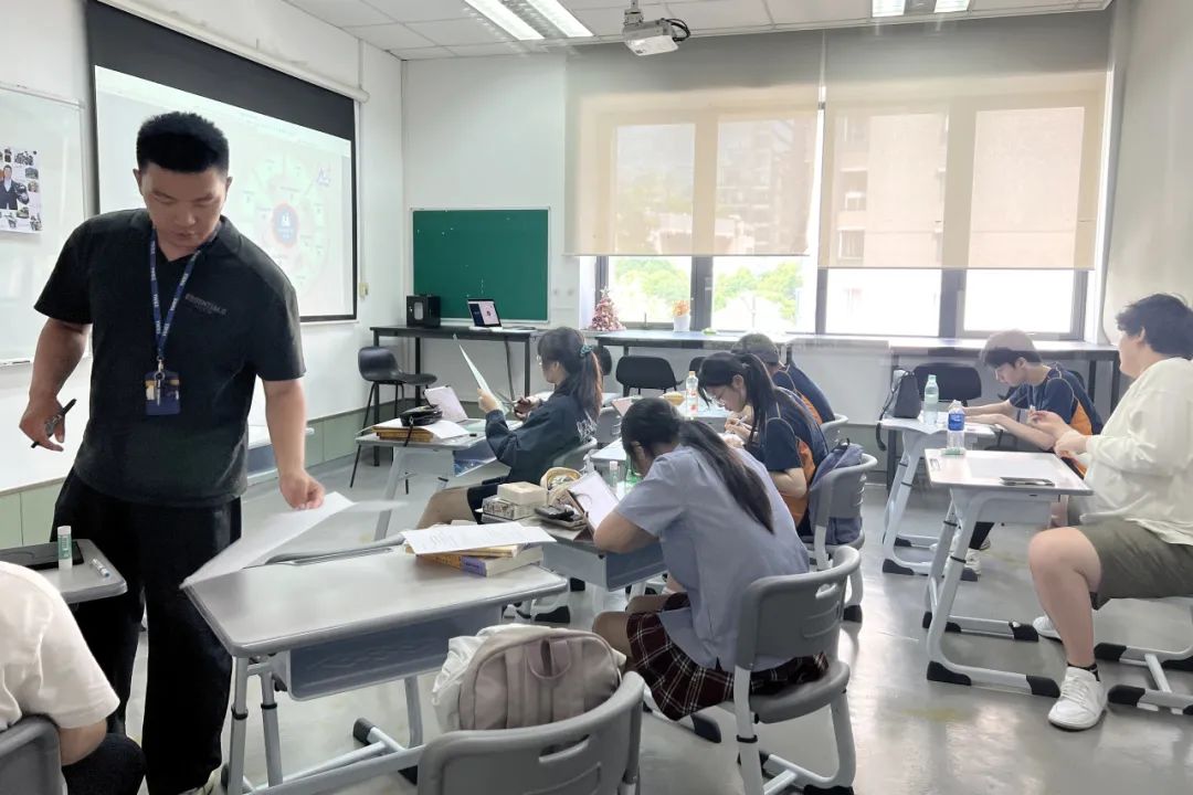 学生用绘画与剪纸设计YWAD字母，展现艺术创造力