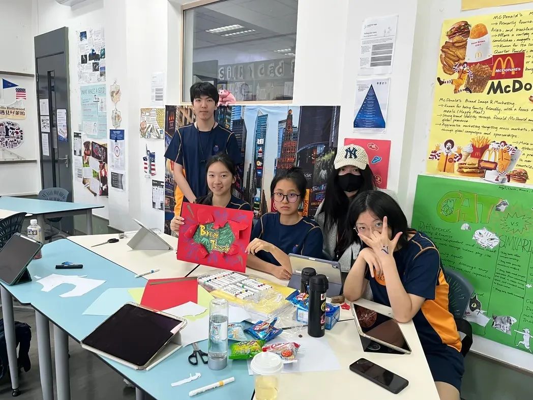 课堂内展示YWAD相关创意作品，融合德目学习