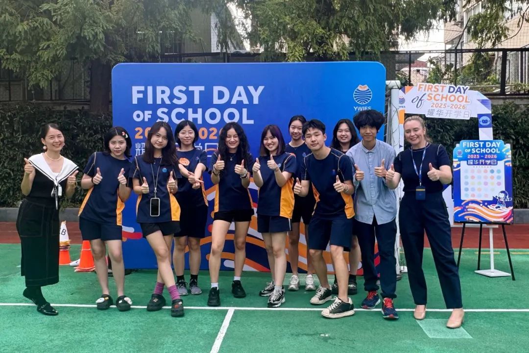 学生会成员合影，展现领导力与团队协作精神