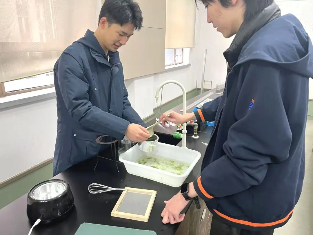 学生在实验室进行刚毛藻造纸测试与数据记录，验证强度与吸水性（上海耀华古北校区）