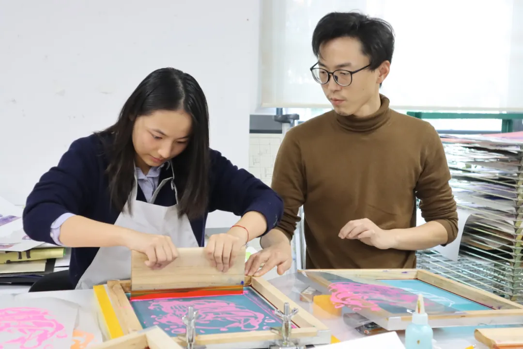 实践课堂与创意工作坊：丝网印刷、陶艺、模特周与3D打印体验